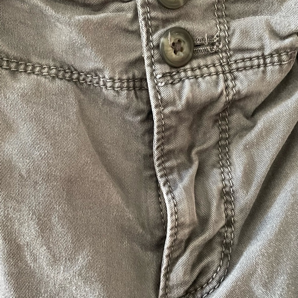 Old Navy Gray Women's Low Rise Cargo Jeans - Picture 4 of 7